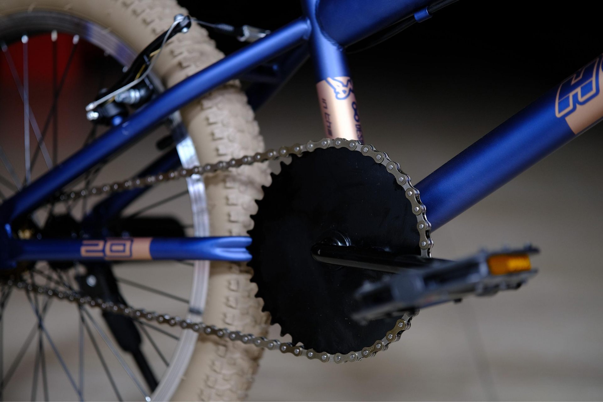 Обод 20 ALLOY п-образный, втулки сталь на промах гайки 10 оси
 HOKE BMX Step L1 матовый тёмно-синий